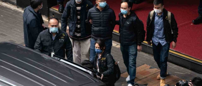 Hong Kong, blitz della polizia in una testata online a favore della democrazia. Sei le persone arrestate