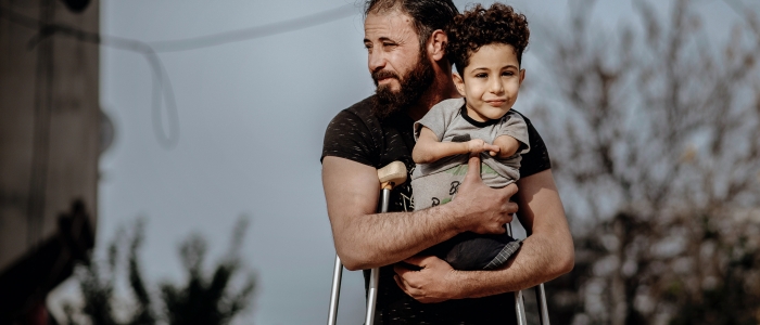 Arrivati in Italia Munzir e Mustafa, padre e figlio mutilati in Siria. Ora si cercherà di farli tornare a camminare