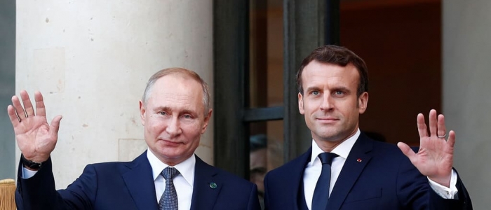 Incontro tra Macron e Putin, il leader russo: “La Nato è tutt’altro che pacifica”