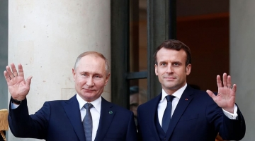 Incontro tra Macron e Putin, il leader russo: “La Nato è tutt’altro che pacifica”