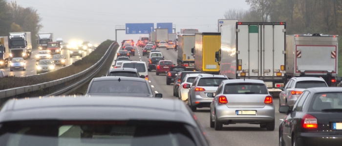 Bloccata in autostrada, si laurea online mentre è in macchina