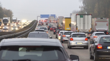 Bloccata in autostrada, si laurea online mentre è in macchina