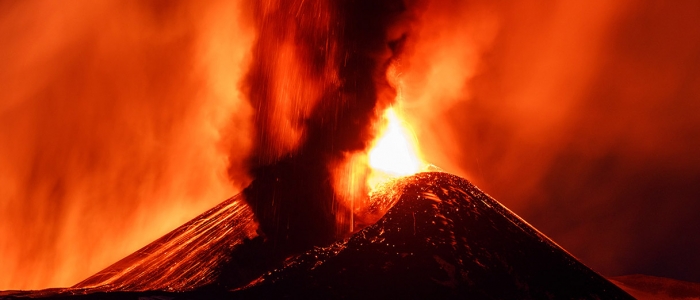 Sicilia, l’Etna dà ancora spettacolo con la sua eruzione notturna