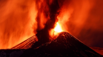 Sicilia, l’Etna dà ancora spettacolo con la sua eruzione notturna