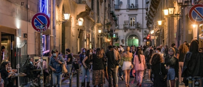 Napoli, limiti alla movida notturna con la nuova ordinanza del sindaco Manfredi