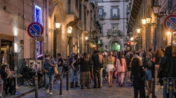 Napoli, limiti alla movida notturna con la nuova ordinanza del sindaco Manfredi
