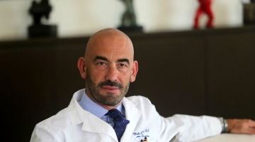 Genova, ennesimo attacco no vax all’infettivologo Matteo Bassetti
