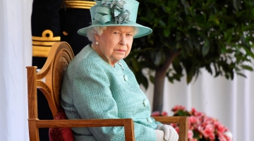 UK, la regina Elisabetta positiva al Covid. A contagiarla il principe Carlo