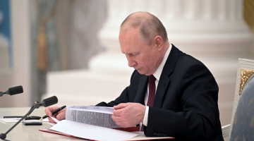 Mosca, Putin firma l’indipendenza del Donbass in diretta tv