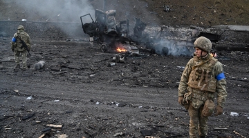 Kiev, esercito russo sempre più vicino. Zelensky rifiuta evacuazione: “Voglio munizioni, non un passaggio”