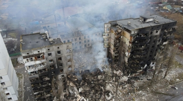 Ucraina, cittadine completamente distrutte dalle bombe. A Borodyanka un centinaio di persone sotto le macerie