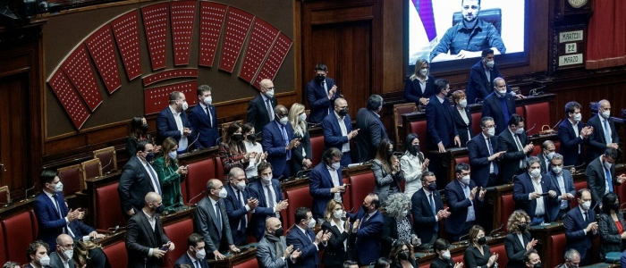 Zelensky al Parlamento italiano: “Bisogna fare il possibile per garantire la pace. Abbiamo bisogno di altre sanzioni”