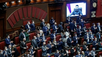 Zelensky al Parlamento italiano: “Bisogna fare il possibile per garantire la pace. Abbiamo bisogno di altre sanzioni”