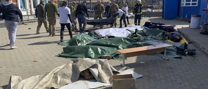 Ucraina, attacco russo sulla stazione di Kramatorsk: 35 morti e più di 100 feriti