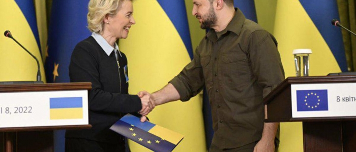 Kiev, Ursula von der Leyen consegna a Zelensky i documenti per entrare nell’Ue