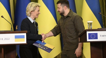 Kiev, Ursula von der Leyen consegna a Zelensky i documenti per entrare nell’Ue