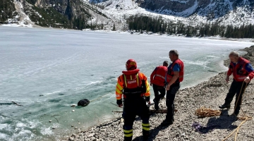 Braies, cede il ghiaccio del lago. Sette adulti e un neonato finiscono in acqua