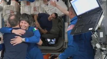 NASA, dopo circa 16 ore la Crew-4 si aggancia all’ISS