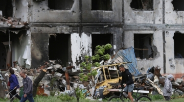 Mariupol, 200 cadaveri emergono dallo smantellamento di un edificio bombardato