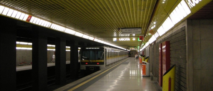 Milano, donna tenta di gettare una ragazza sotto il treno