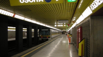 Milano, donna tenta di gettare una ragazza sotto il treno