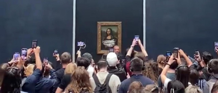 Louvre, uomo travestito da anziano lancia una torta contro la Monnalisa