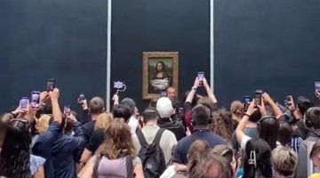 Louvre, uomo travestito da anziano lancia una torta contro la Monnalisa