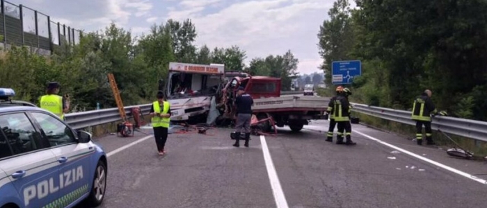 Alessandria, incidente mortale tra un camion e un furgone. 4 vittime