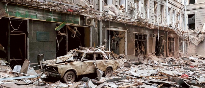 Guerra in Ucraina, ancora bombardamenti a Kharkiv. Nel Lugansk distrutta sede di aiuti umanitari