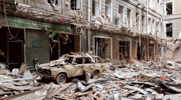 Guerra in Ucraina, ancora bombardamenti a Kharkiv. Nel Lugansk distrutta sede di aiuti umanitari