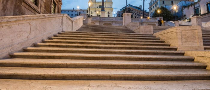 Roma, turisti americani lanciano monopattino in piazza di Spagna. 25mila euro di danni