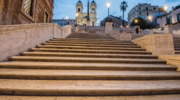 Roma, turisti americani lanciano monopattino in piazza di Spagna. 25mila euro di danni