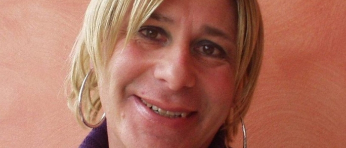 Bellunese, prof. transgender si uccide dando fuoco al suo camper