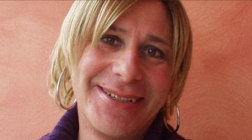 Bellunese, prof. transgender si uccide dando fuoco al suo camper