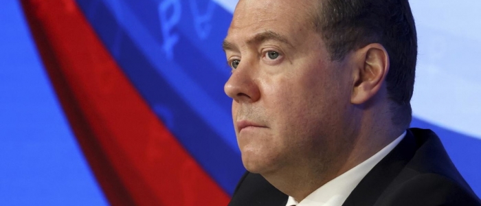 Medvedev contro l’Ue: “La politica europea è una pallida riserva degli americani”