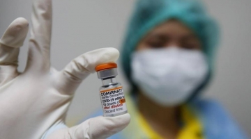Vaccini, Aifa: “A settembre quarta dose per gli over 60”