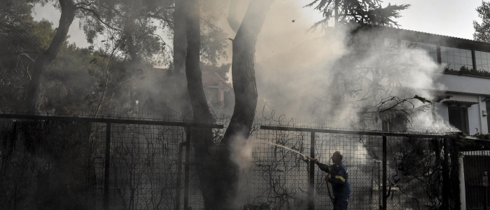 Napoli, incendio sulla collina di Posillipo. Le fiamme si sono avvicinate all’ospedale Fatebenefratelli