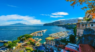 Sorrento, multe salate per chi circola a torso nudo o in costume da bagno