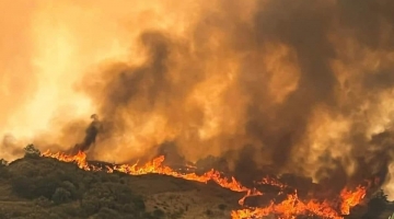 Incendio in Maremma, non ancora domate le fiamme a Cinigiano