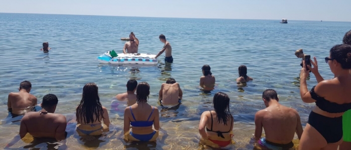 Crotone, celebra messa in acqua. Indagato parroco di Milano