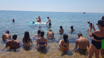 Crotone, celebra messa in acqua. Indagato parroco di Milano