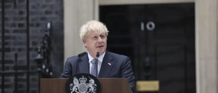 Londra, l’ex premier Boris Johnson lascia la sede dei ministri