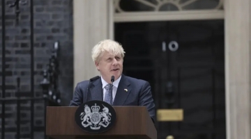 Londra, l’ex premier Boris Johnson lascia la sede dei ministri