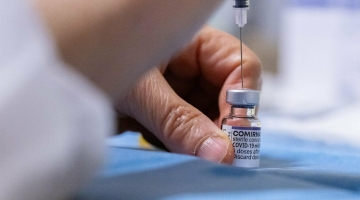 Vaccini aggiornati, via libera alla dose booster per gli over 60