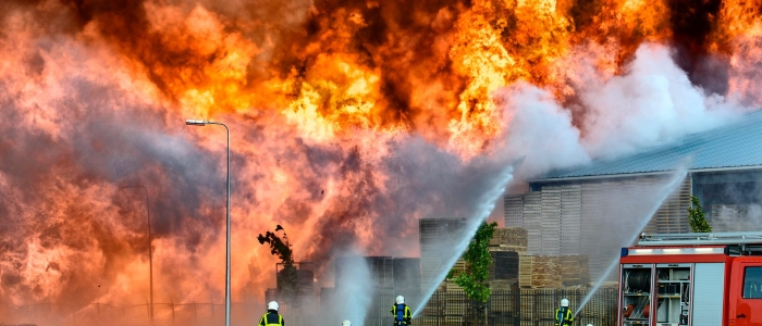 San Giuliano Milanese, disastroso incendio in una fabbrica di solventi: sei feriti