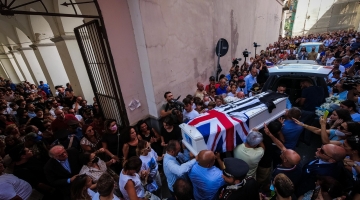 Napoli, questa mattina i funerali del piccolo Alessandro morto suicida a 13 anni