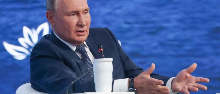 Gas russo, Ue impone price cap. Putin: “Stupidità senza futuro”