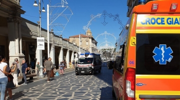 Chieti, uomo si scaglia con l’auto tra la folla. Due feriti