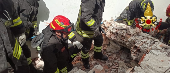 Taranto, operai intrappolati nel crollo di una palazzina. Un morto e un ferito grave