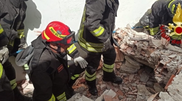 Taranto, operai intrappolati nel crollo di una palazzina. Un morto e un ferito grave
